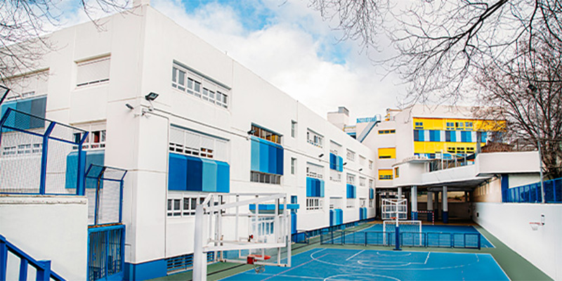 Pista exterior del colegio Juan de Valdés de San Blas, Las Rosas,  Madrid