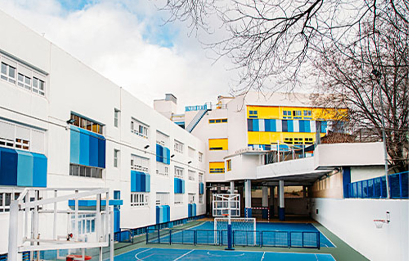 Pista exterior del colegio Juan de Valdés, en San Blas, Las Rosas, Madrid