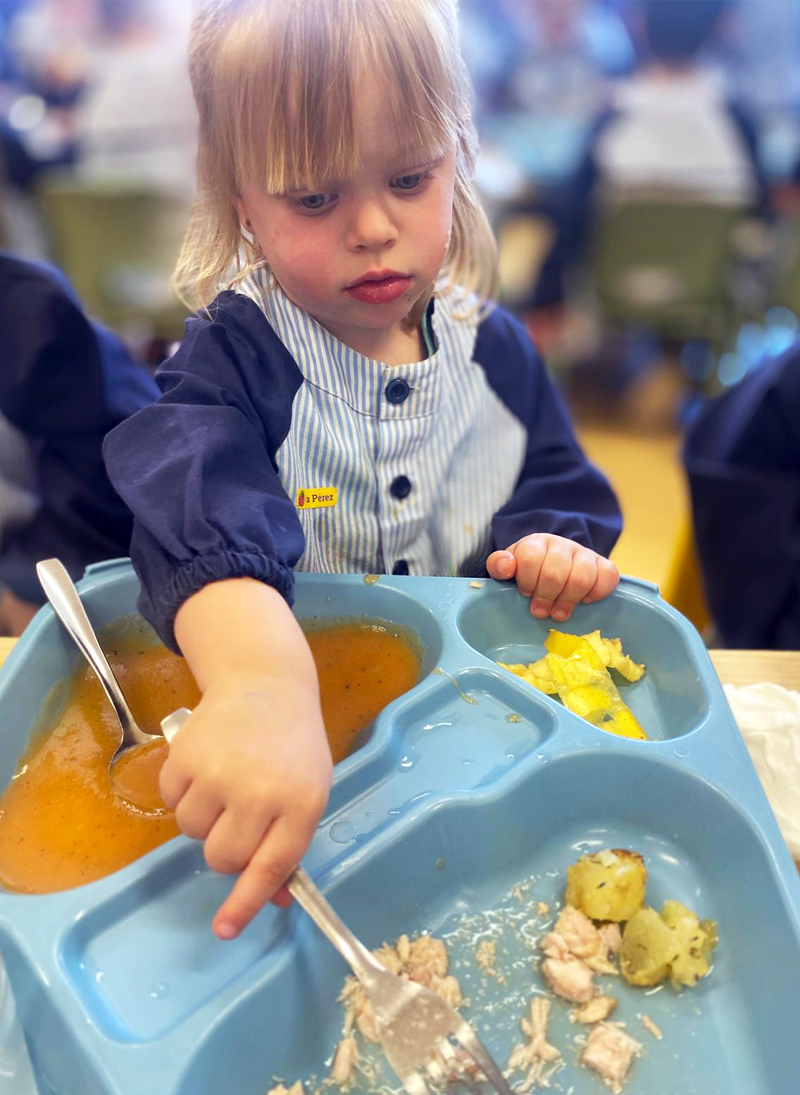 Niños de Infantil en el comedor escolar en Juan de Valdés