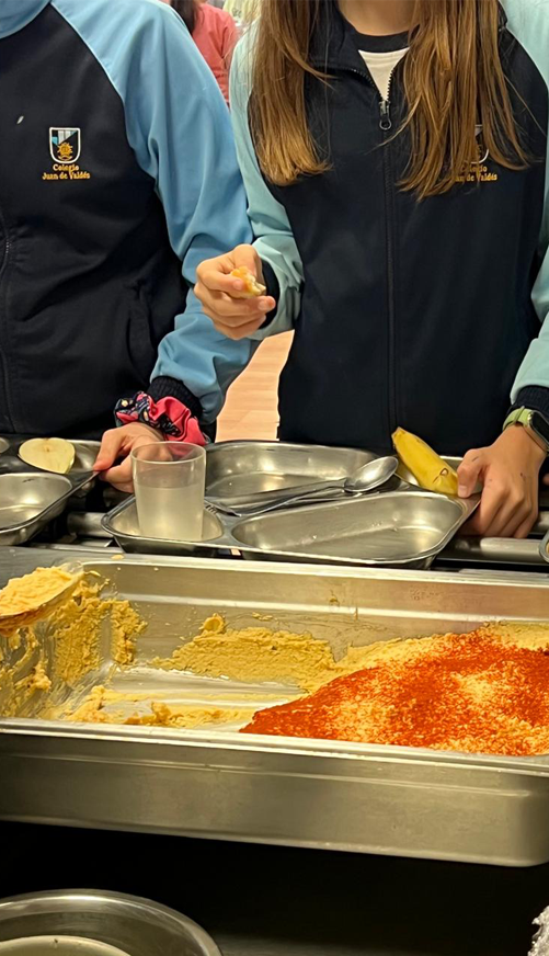 Alumnos en la línea de comedor en Juan de Valdés